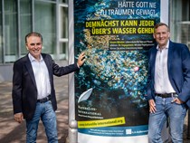 Mit einer außergewöhnlichen Plakataktion in der Metropolregion Stuttgart prangert die Umweltstiftung NatureLife jetzt die Umweltzerstörung durch Plastikmüll an. Claus-Peter Hutter, Präsident von NatureLife (links) und Patrick Wollny von ILG Aussenwerbungen präsentierten in Stuttgart die ersten Plakate